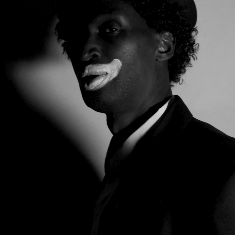 Portrait artistique en noir et blanc d'Ab Del Castro, maquillage théâtral