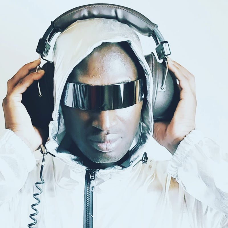 Ab Del Castro avec casque audio et lunettes miroir, capuche blanche