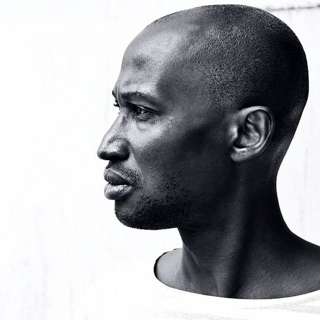 Portrait de profil en noir et blanc d'Ab Del Castro