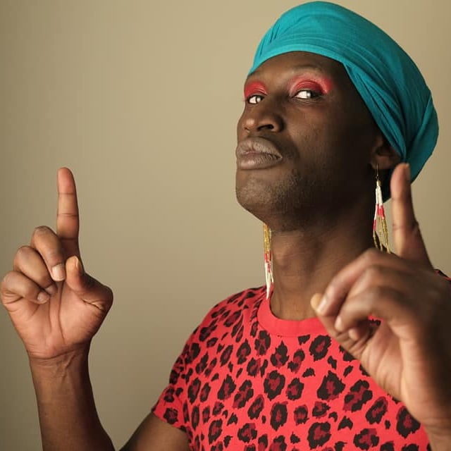 Portrait d'Ab Del Castro, maquillage coloré et turban turquoise